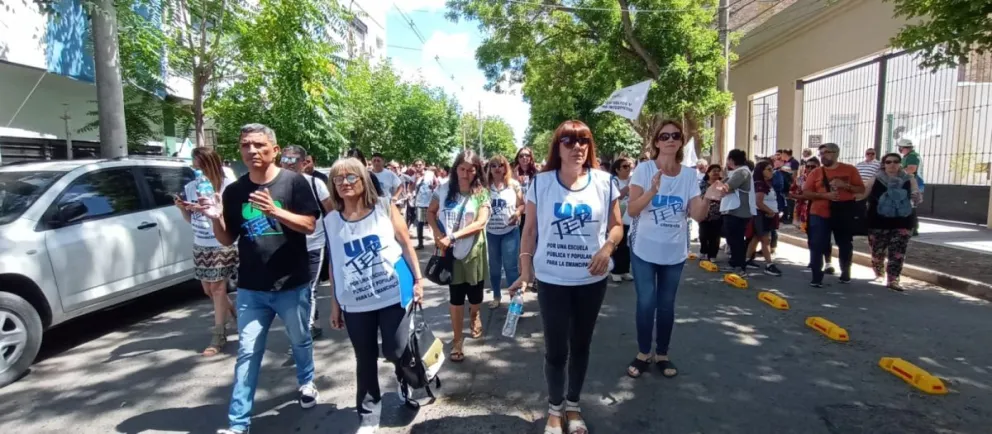 La furia de los docentes se hizo sentir en las calles de Viedma