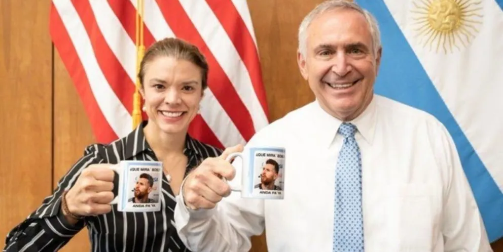 Fanatismo por Messi: el embajador de EEUU apareció en redes con una icónica taza con la frase “Qué mira bobo”