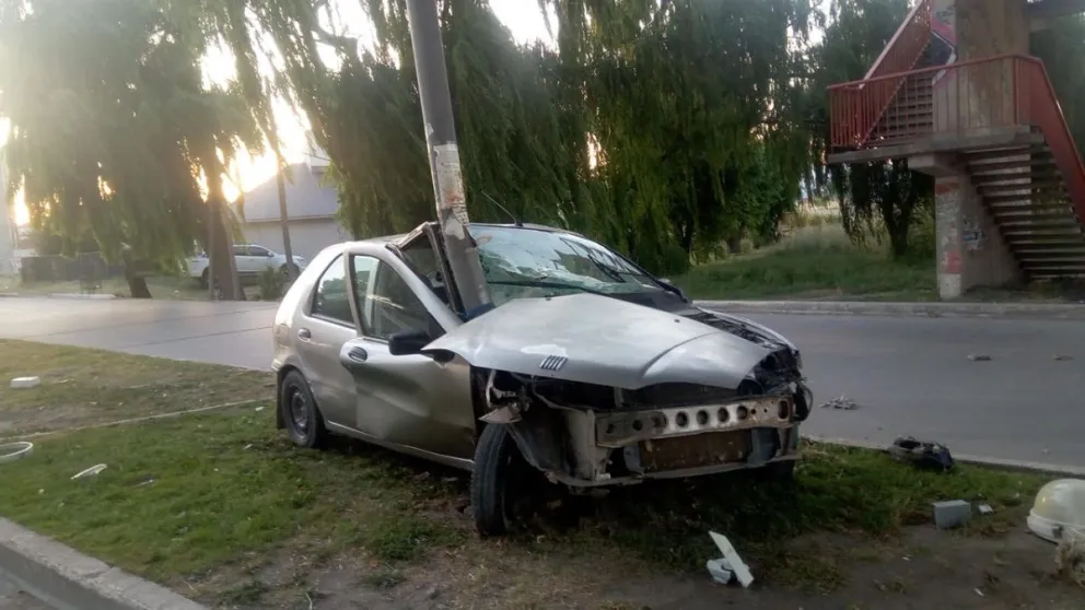 Impresionante accidente en  la zona del Puente Nuevo en Viedma: el test de alcoholemia le dio positivo