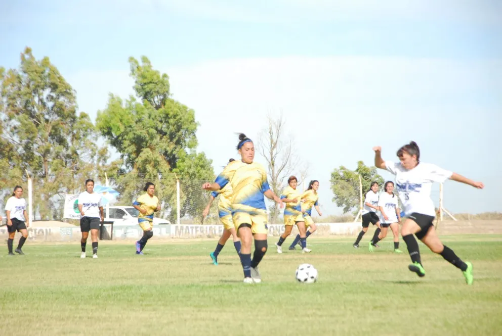 Peña Azul y Oro defiende la cima ante AEC en un bravo partido