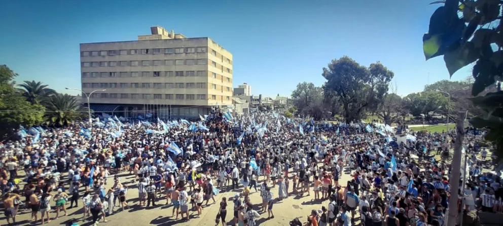 ¡Locura total por Argentina! Viedma se pintó de celeste y blanco y gritó campeón Mundial