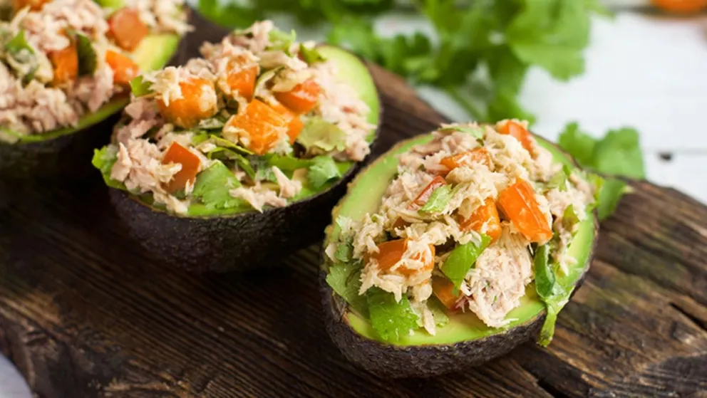 Una entrada espectacular y fresca: paltas rellenas de atún