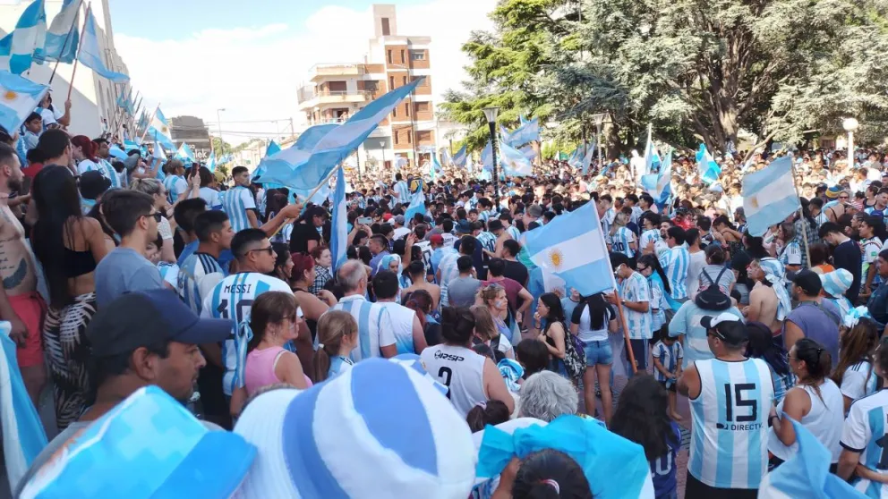 Carmen de Patagones también festejó el campeonato de la Argentina y copó la plaza 7 de Marzo