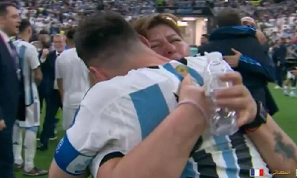 La confundieron con su mamá: quién es la mujer que abrazó a Messi en medio de los festejos