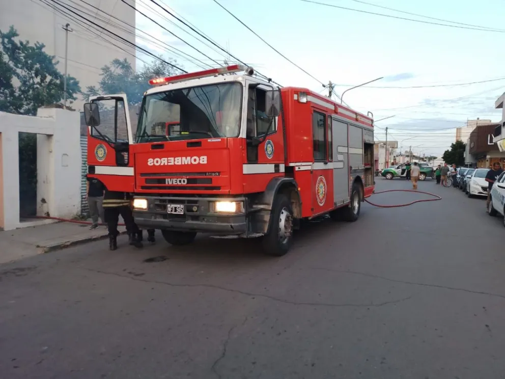 Un incendio registrado en pleno centro de la ciudad generó caos vehicular e incertidumbre