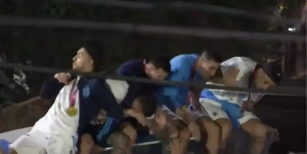 VIDEO: un cable de alta tensión casi tira del micro a los jugadores de la Selección durante la caravana