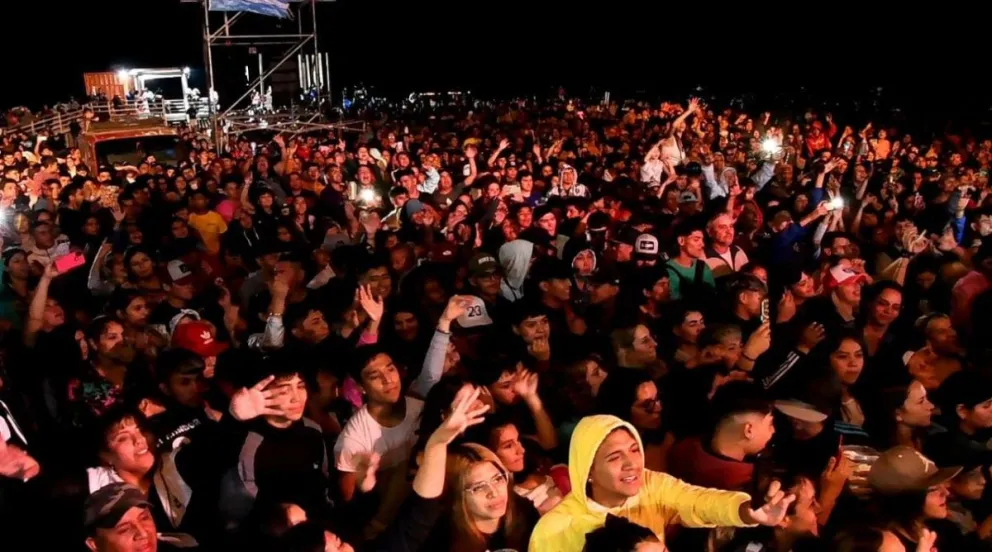 Una multitud disfrutó de Los Dragones en la apertura del parador Free Beach en El Cóndor