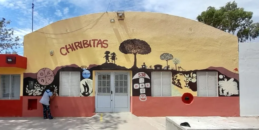 El arte muralista interviene en un jardín para recordar el paso de los niños por allí 