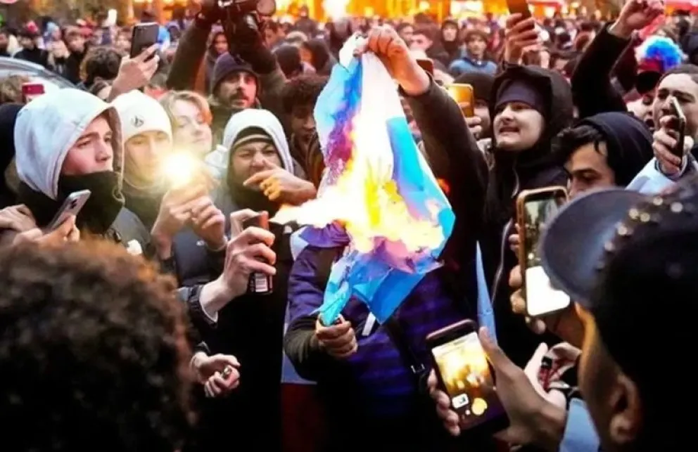 Polémica en Francia: hinchas quemaron una bandera argentina y usaron la camiseta de Messi de alfombra