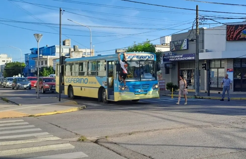 Un cable flojo le impidió el paso a un colectivo y un vecino se vistió de superhéroe 
