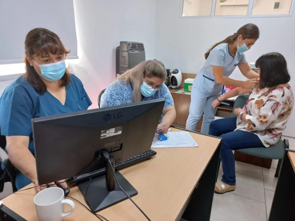 Exitosa convocatoria durante la jornada de vacunación COVID en Casa Central IPROSS