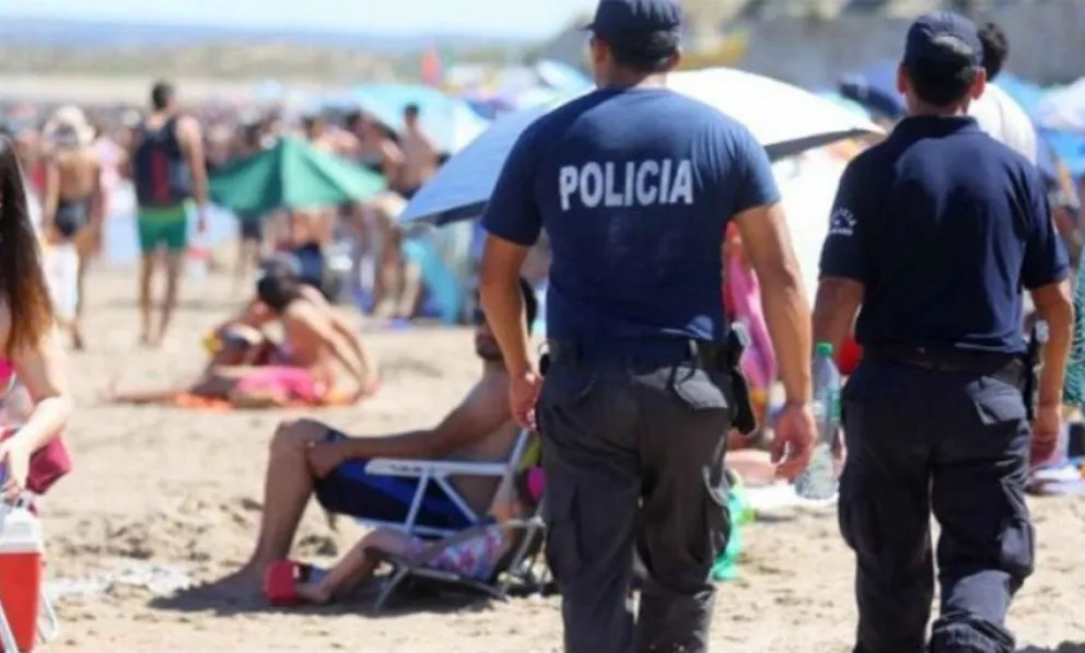 Llegaron a Las Grutas para descansar y les robaron: ocurrió cuando fueron a la playa