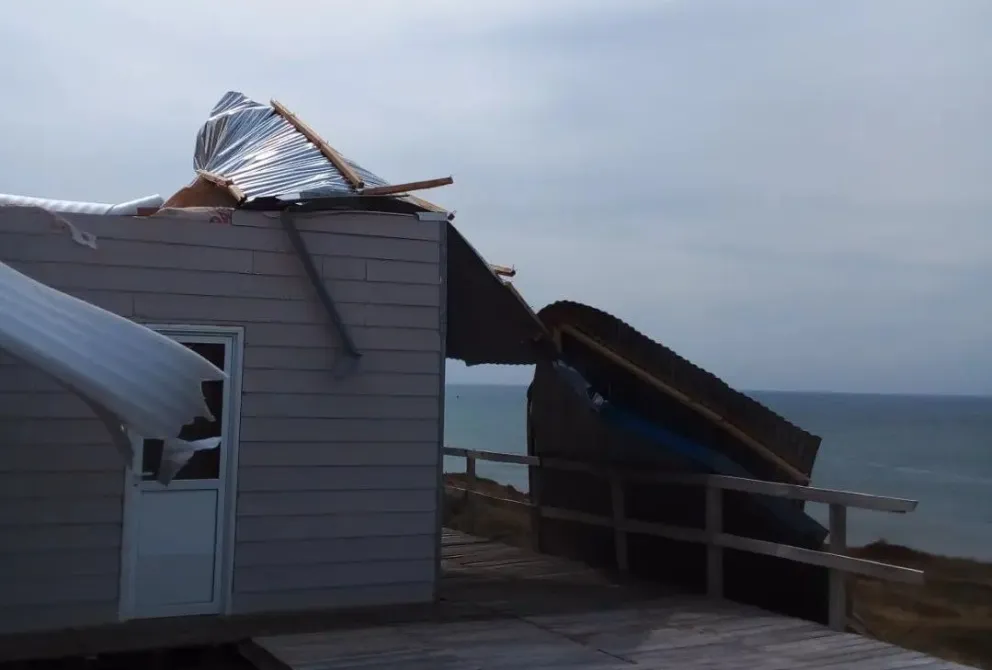 Tremendo temporal levantó un techo en La Lobería 