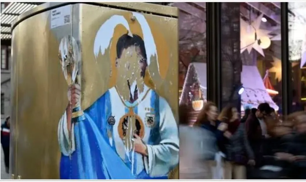 Polémica en Barcelona: destrozaron un mural de Lionel Messi con la Copa del Mundo