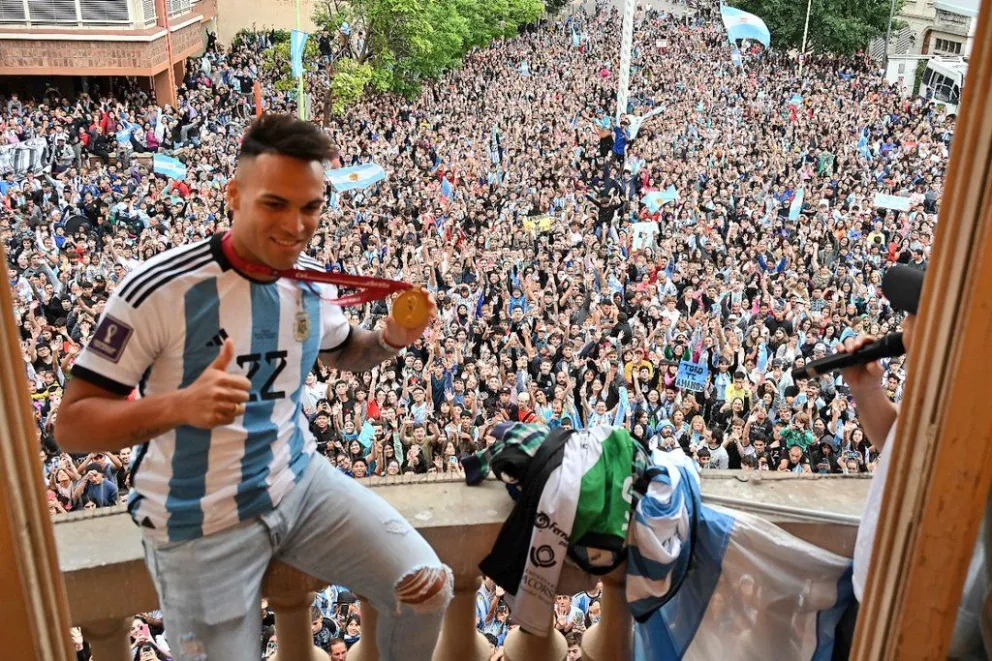 Ciudadano ilustre: Lautaro Martínez ante una multitud en Bahía Blanca