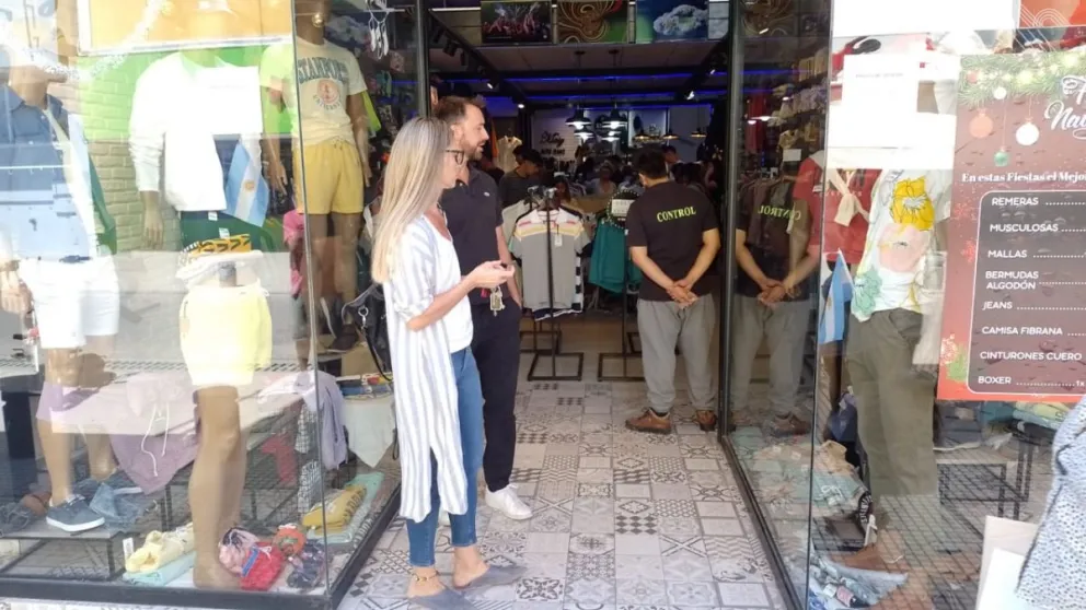 Navidad en Viedma: el centro es un mundo de gente por las compras de último momento