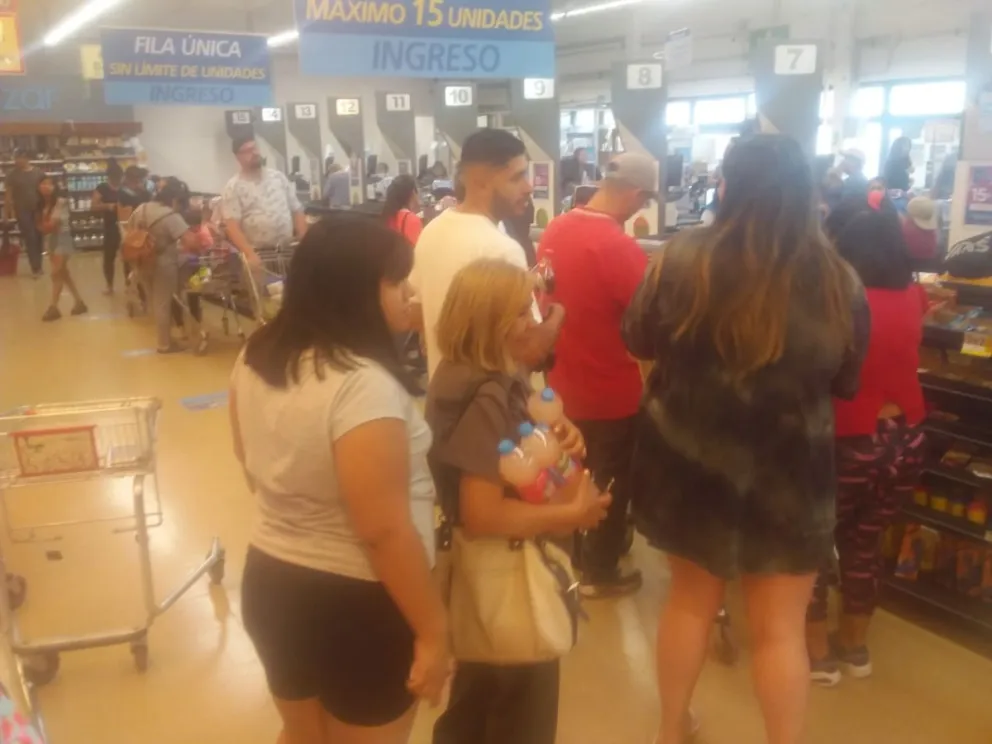 Compras de último momento: en los supermercados de Viedma se produjo un caos de gente   