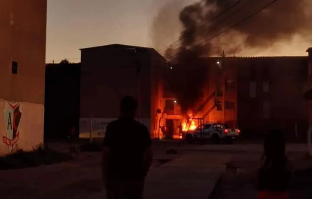 Navidad intranquila: prendieron fuego un auto y hubo disturbios 