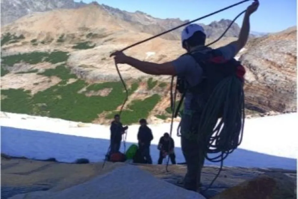 Rescataron en helicóptero a tres turistas israelitas que cayeron por el cañadón de laguna Cretón