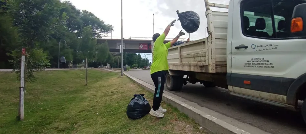 Limpiaron la mugre que dejaron los viedmenses en la avenida costanera