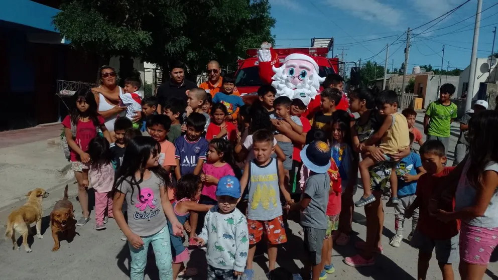 Los Bomberos Voluntarios y Papá Noel se sumaron a los festejos navideños en Villa del Carmen 