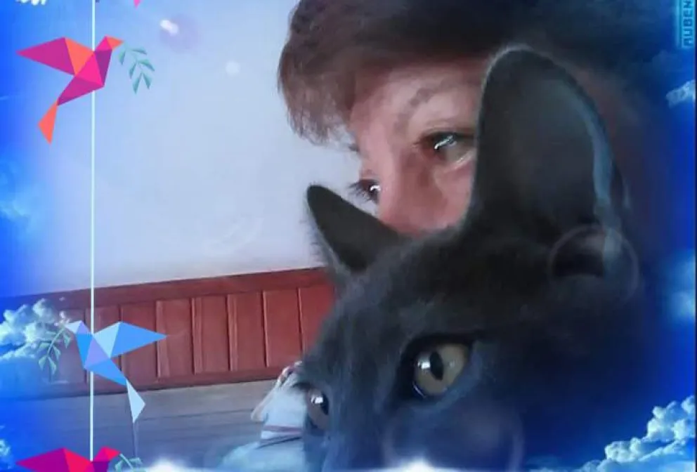 Una mujer se pone la capa de heroína para los mascoteros que se van de vacaciones