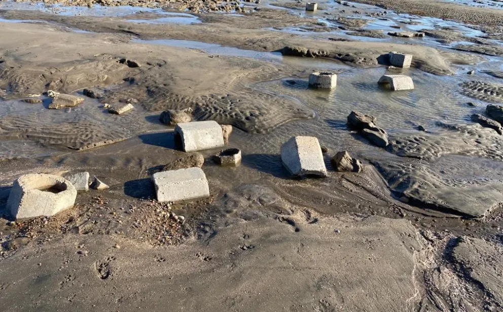 Preocupación por los bloques de la bajada de Picoto que la marea desparramó en la playa 