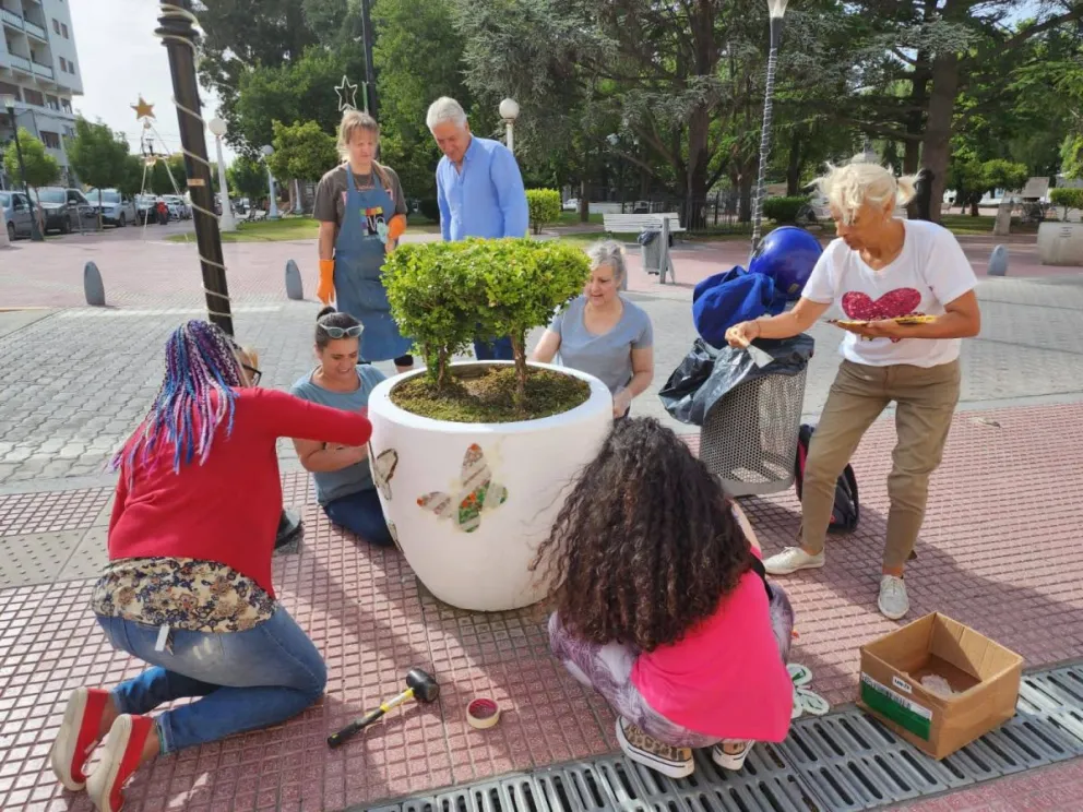 Mosaiquismo: vecinas maragatas continúan embelleciendo distintos espacios públicos 