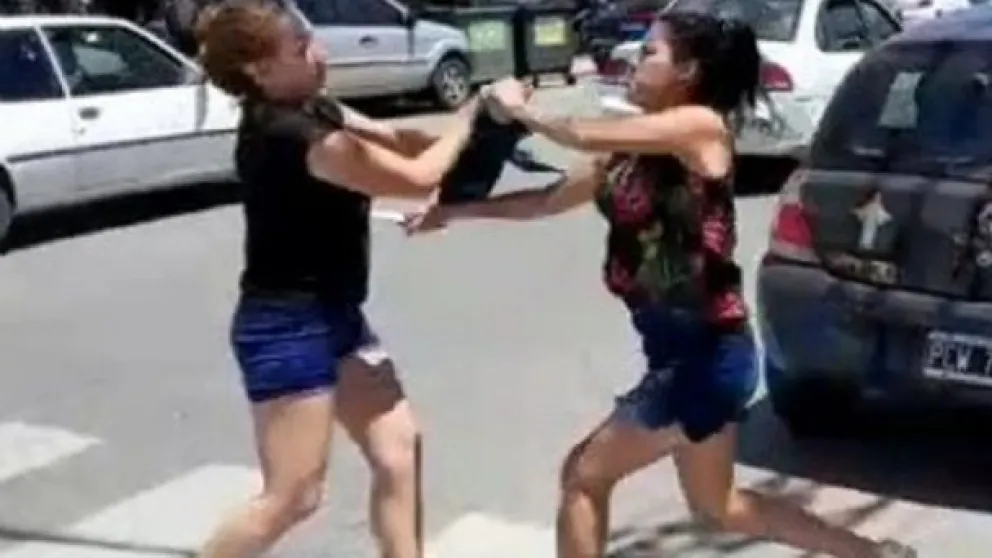 VIDEO: dos mujeres protagonizaron una violenta pelea en pleno centro neuquino y una terminó apuñalada
