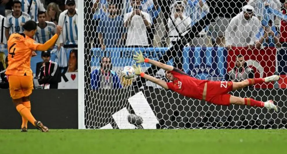 La pasó mal: qué dijo Van Dijk sobre el penal que le atajó el Dibu Martínez 