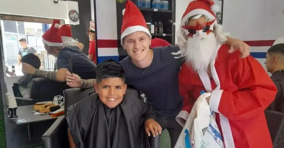 Un barbería que se convirtió en un medio para que niños conozcan a Papa Noel
