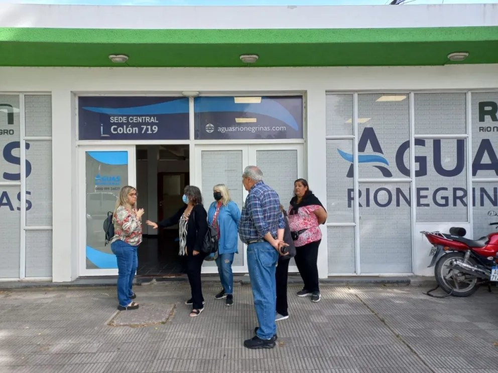 Tras los nervios, ARSA y funcionarios municipales calmaron a los vecinos por los problemas con el agua