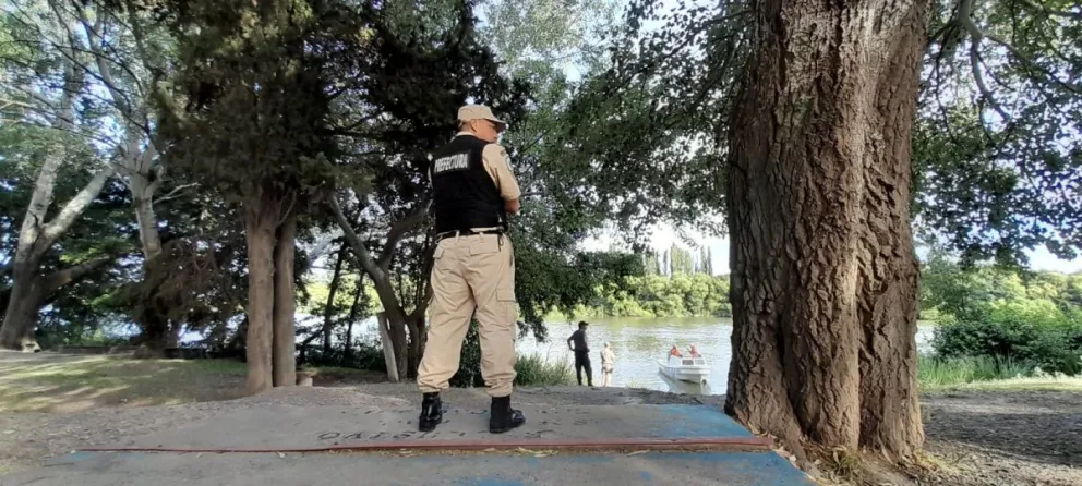 De película: un delincuente escapó tras un robo y cruzó el río nadando