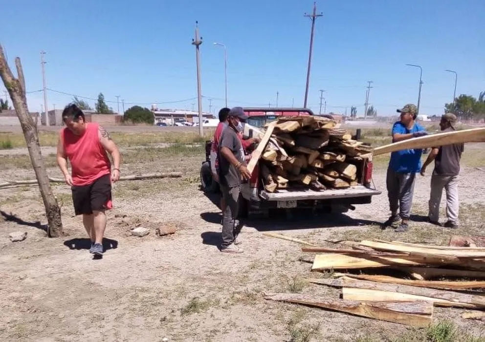 Luego de conseguir la autorización municipal comenzó el armado del Muñeco del Santa Clara
