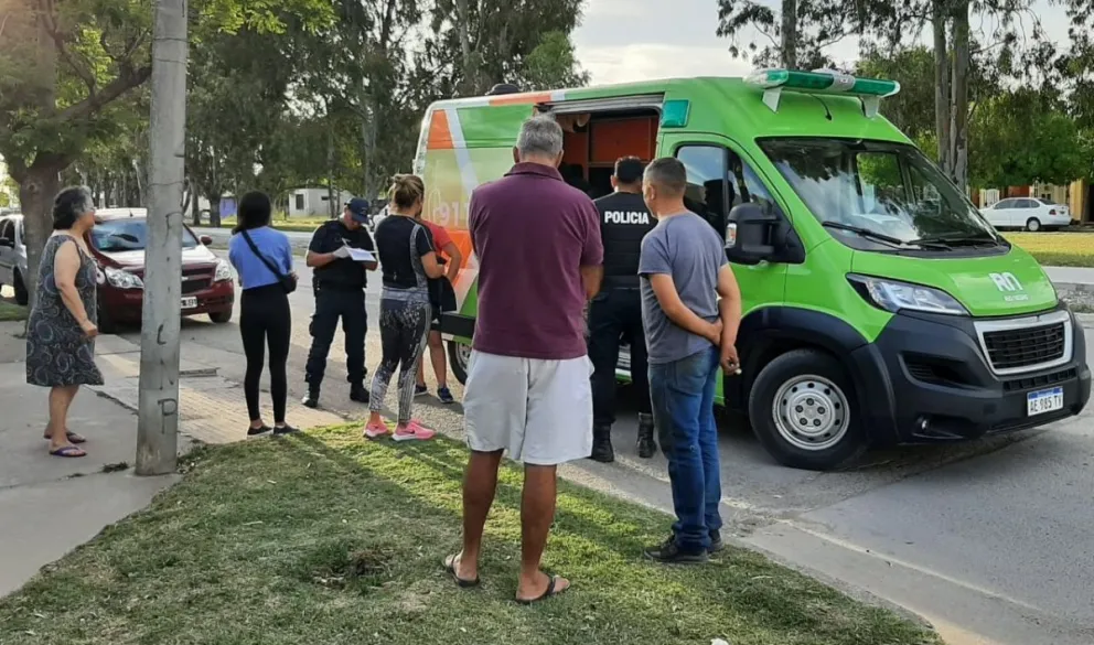 Una pareja chocó contra una camioneta y la salvó el casco
