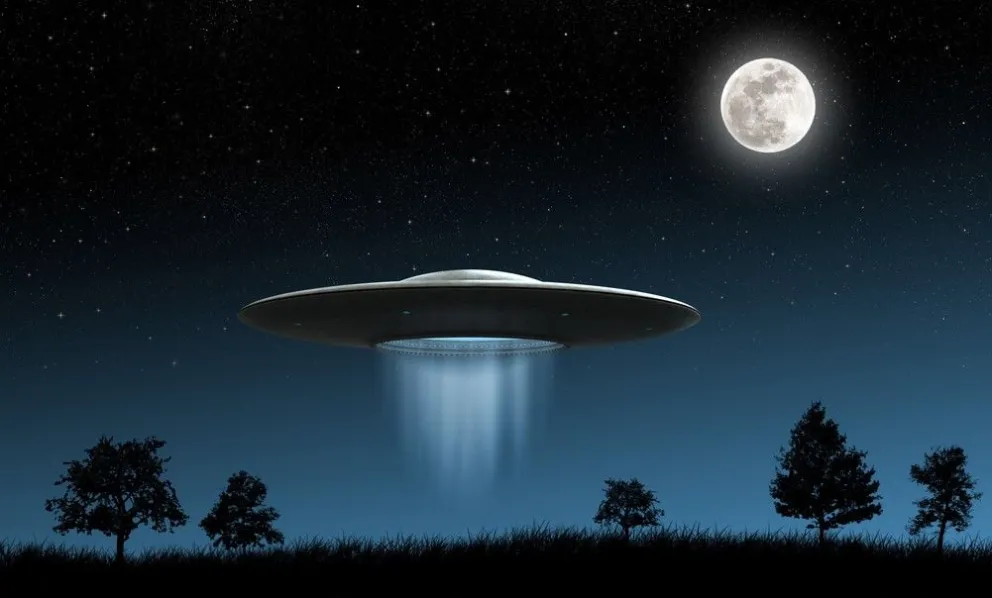 Video: captaron un OVNI suspendido en el cielo y las imágenes se volvieron virales