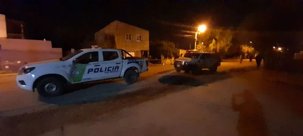 Dos personas terminaron heridas con un arma en una casa del barrio Las Flores 