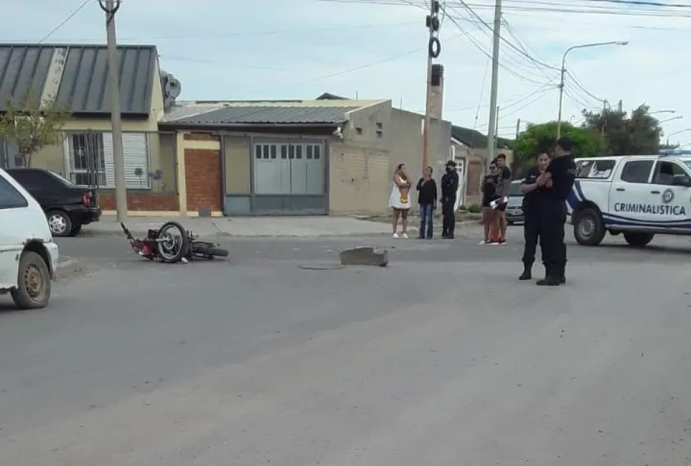 Una motociclista terminó en el hospital tras un choque en el barrio Lavalle