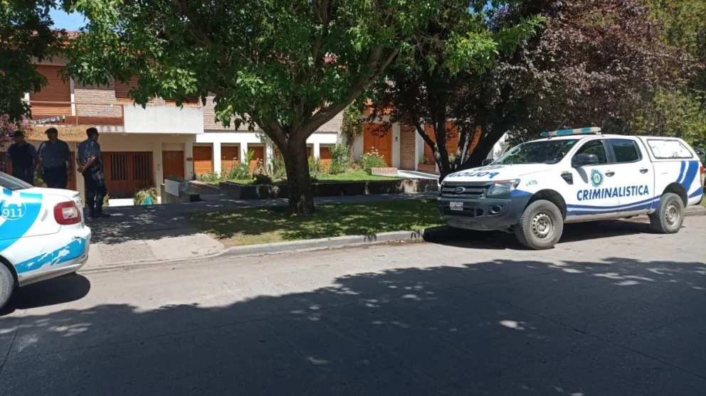 Dos chicos quedaron filmados minutos previos a la violenta entradera en Viedma