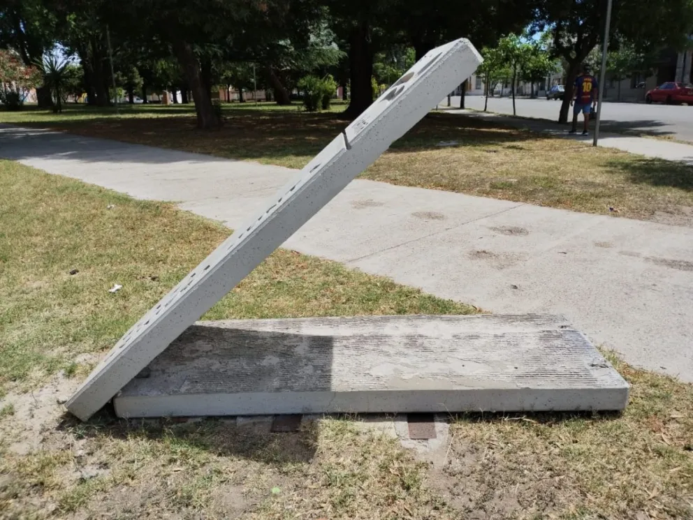 Cayó un tótem de cemento y de milagro no hubo heridos en la plaza Primera Junta