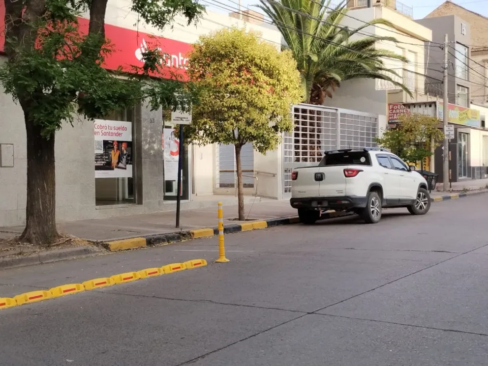 Los automovilistas siguen utilizando las ciclovías como lugar de estacionamiento