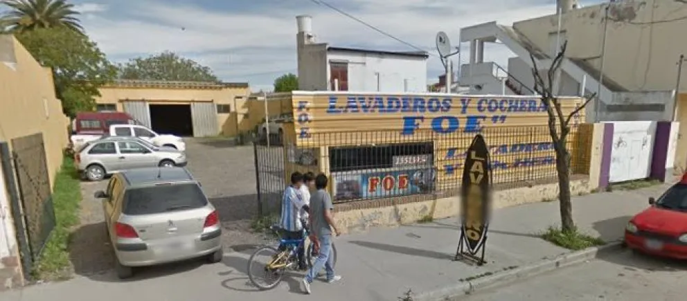 Un motociclista chocó contra un auto que iba a entrar a un lavadero