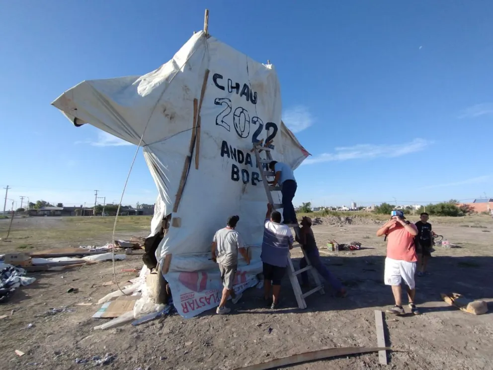 Cientos de personas esperan por las quemas de los muñecos