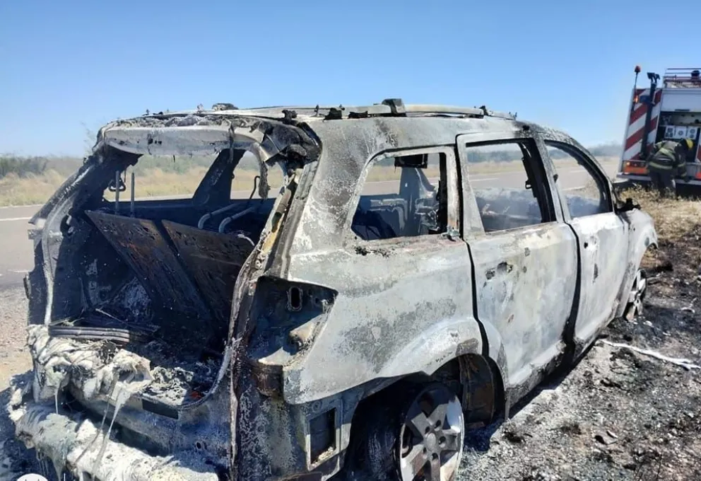 Primer accidente del año con el incendio que destruyó un auto de alta gama