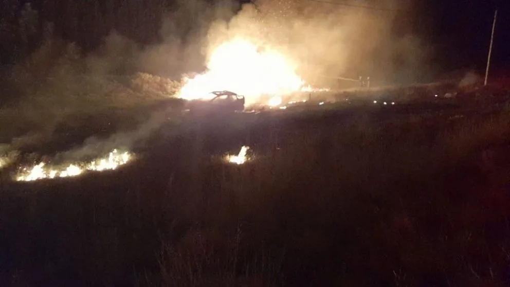 Murió una niña en un incendio de un auto en la Ruta 22