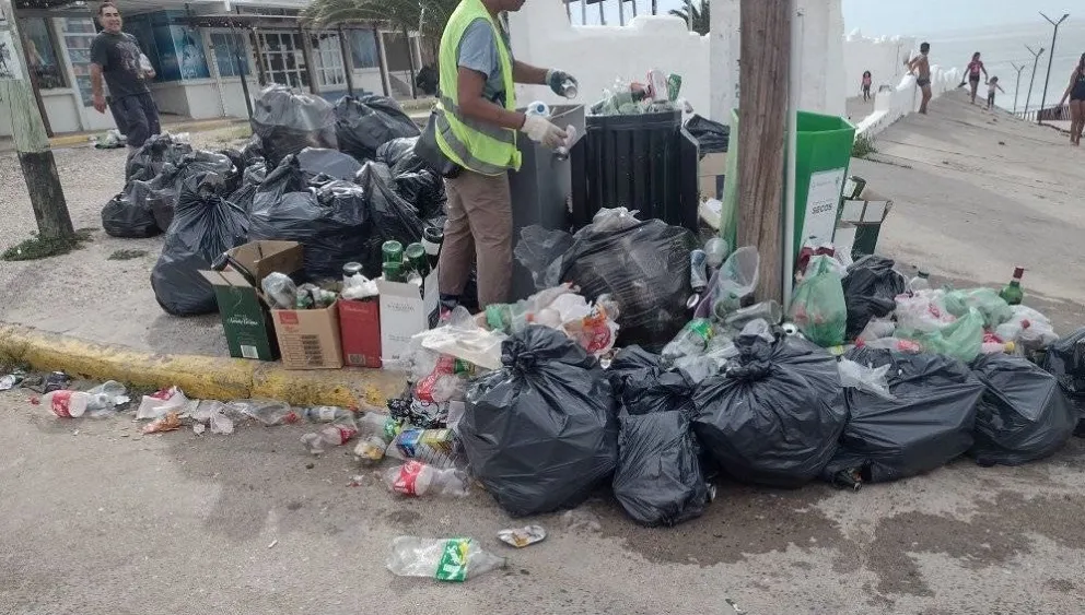 Los turistas veranearon en Las Grutas entre la basura