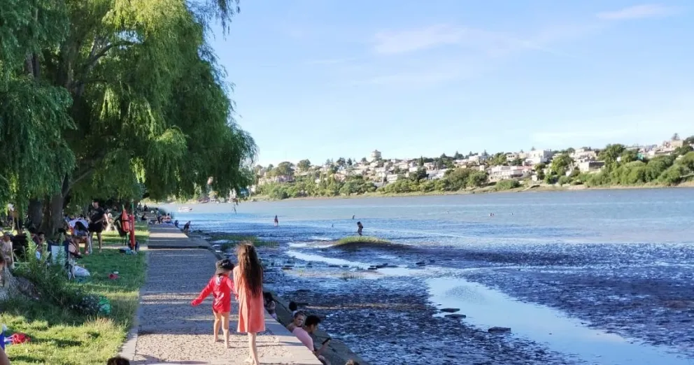Profundo dolor en Viedma por el adolescente que falleció en el río: la despedida del colegio al cual asistía