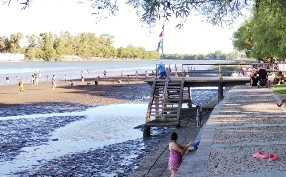 Denodados esfuerzos de guardavidas en el caso del chico que sufrió un percance en el río y falleció en el hospital 