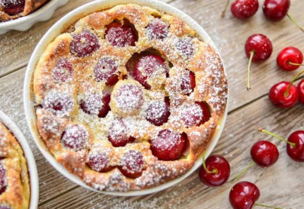 Postre de verano: torta de limón con cerezas