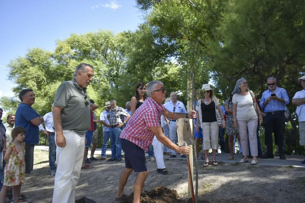 Plantaron un árbol en un sentido homenaje al ex intendente Jorge Ferreira
